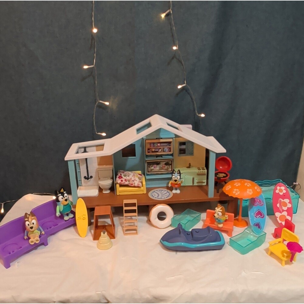 Bluey Ultimate Beach Cabin 29 Pc Playset Figures